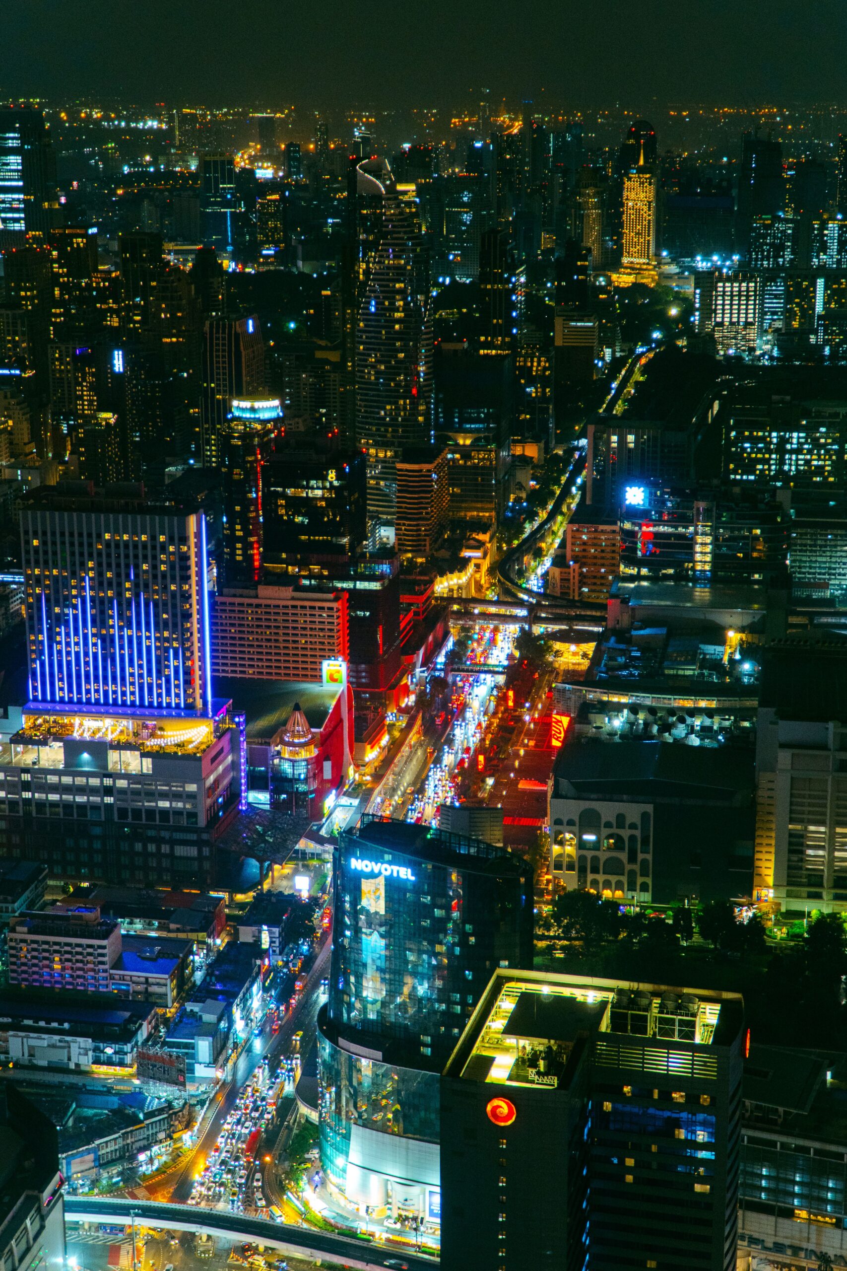Bangkok hot season travel atmosphere